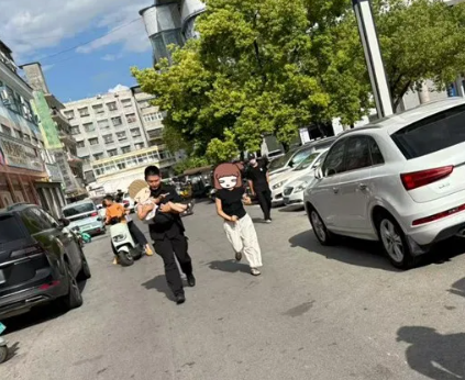 暖心！镇平特警紧急救助受伤儿童