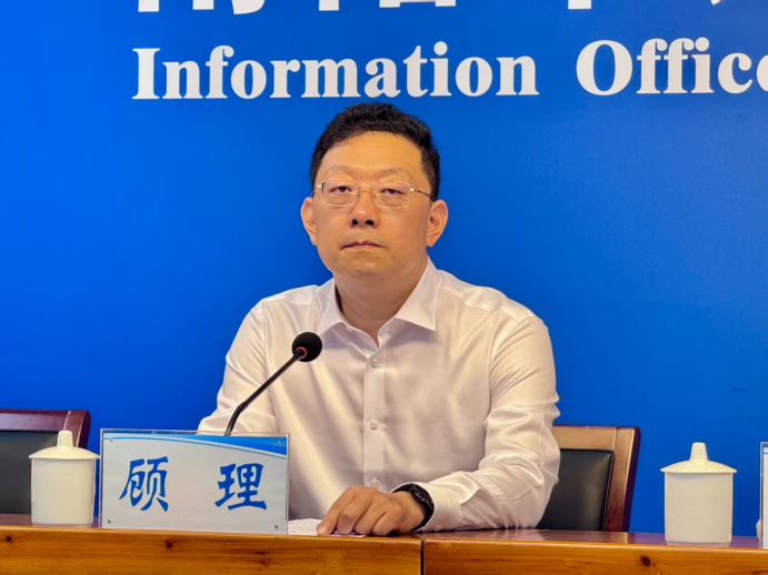 南阳市人民政府新闻办公室召开《南阳市学校食品安全管理规定》颁布实施新闻发布会。