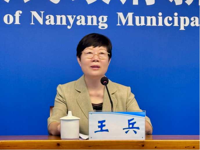 南阳市人民政府新闻办公室召开《南阳市学校食品安全管理规定》颁布实施新闻发布会。