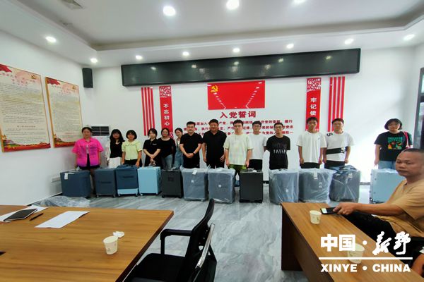 上港乡召开优秀大学生与青年干部座谈会