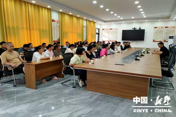 上港乡召开优秀大学生与青年干部座谈会