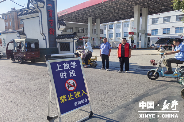 汉城街道站好护学岗 温暖上学路