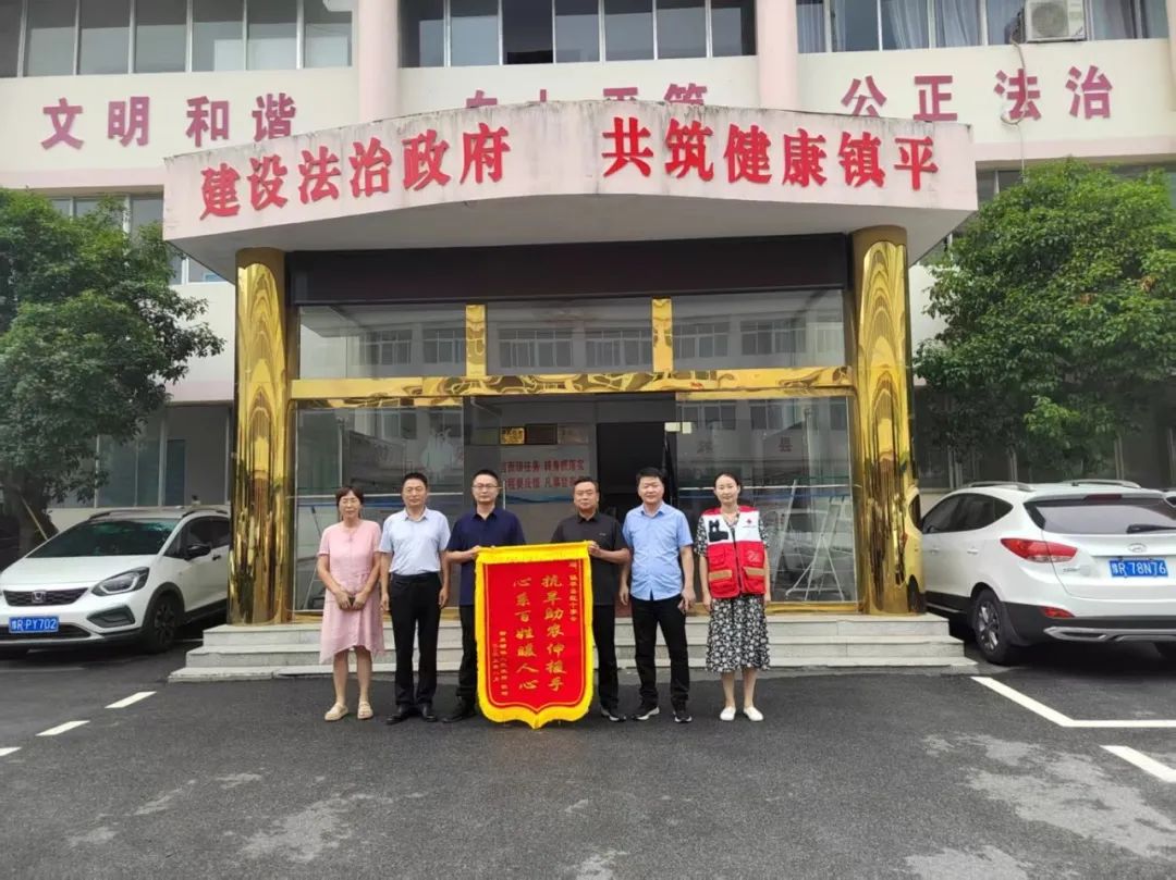 送锦旗.jpg