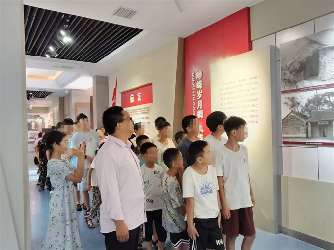 暖聚开学前 点亮成长路—市生态环境局驻村第一书记组织孤困儿童开展了以“传承红色基因，点燃成长梦想”为主题的特别活动