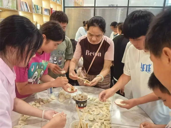 暖聚开学前 点亮成长路—市生态环境局驻村第一书记组织孤困儿童开展了以“传承红色基因，点燃成长梦想”为主题的特别活动