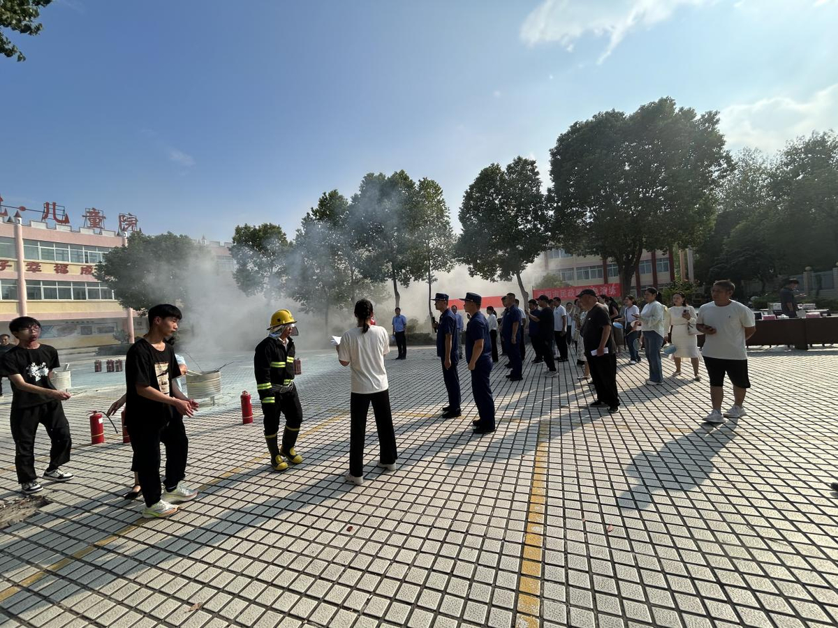 卧龙区靳岗街道：应急安全演练进市社会福利院 筑牢“一老一小”安全屏障 南阳日报客户端 2025-09-02浏览量：5511 为切实守护辖区内老年人与儿童的生命安全，进一步强化“一老一小”照护机构对火灾、汛灾等突发事件的应急防范意识与实战处置能力，近日，靳岗街道携手市社会福利院、卧龙区消防救援大队、辖区医院等，创新采用“理论宣讲+互动实操+实战演练”的模式，开展了一场针对性极强的应急安全演练，为“一老一小”群体织密织牢安全防护网。  图片1.png  在市社会福利院内，工作人员结合“一老一小”群体特点，开展了针对性消防安全培训。他们详细讲解火场应急疏散路线、逃生要点及火灾初期扑救技巧，同时现场演示灭火器、水带、消防栓扳手等设备的操作流程，手把手指导参与者掌握正确使用方法、注意事项及实用小技巧。  培训结束后，消防安全应急演练随即展开。灭火组开展火情巡查，携带水带、枪头及消火栓扳手至楼前花池，接通设备向花池喷水；四号楼二楼发现被困人员后，立即向值班领导汇报，随后从一楼走廊接水带向花池喷水，火情扑灭后用对讲机报告。搜救组在205房间发现被困人员，抢救组佩戴防烟面具、携带担架与急救箱进入楼内，将被困者抬上救护车，医务人员随即展开救治，救护车驶离。演练尾声，所有人员在广场集合，各组清点人员与设备并向领导小组汇报，领导小组随后下达消防预案解除指令。这场贴近实际的演练，不仅让大家对消防安全知识有了更直观的理解，更有效强化了安全防护意识与应急操作能力。  随着消防安全应急演练的结束，防汛应急演练紧接着拉开帷幕。工作人员首先结合南阳本地汛期特点，向在场老人和儿童通俗讲解了暴雨预警信号识别、室内外积水避险、紧急转移逃生等防汛知识，还特别演示了救生衣穿戴、应急避难场所标识辨认等关键技能，确保不同年龄段群体都能清晰理解。  随后，模拟强降雨导致福利院内因洪水被困的场景正式启动。在工作人员的有序引导下，老人们手持应急物资，在专人搀扶下沿着预设的安全路线快速转移至高地避难区；孩子们则在志愿者的带领下，学习协助传递应急雨具、清点人员数量。整个演练过程紧张有序，从预警响应到人员转移、物资调配，各环节衔接顺畅，不仅让“一老一小”切实掌握了防汛避险要点，也进一步检验了机构应对汛灾的应急联动能力，为汛期安全筑牢了坚实基础。  图片2.png  本次应急演练活动成效显著，不仅让南阳市社会福利院的职工系统掌握了防火、防汛的基础常识与实操技巧，更有效提升了团队应对突发事件的协同处置能力，同时深化了“一老一小”群体的生命安全防范意识。下一步，靳岗街道将以此为契机，持续推进应急知识宣传教育工作，通过开展应急知识进社区、进校园等系列活动，针对不同群体定制化普及安全防护技能，不断织密织牢特殊人群的生命“安全屏障”，切实守护辖区群众的生命财产安全。