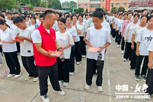 前高庙司法所：“开学季送法进校园”活动走进新野县第二高级中学