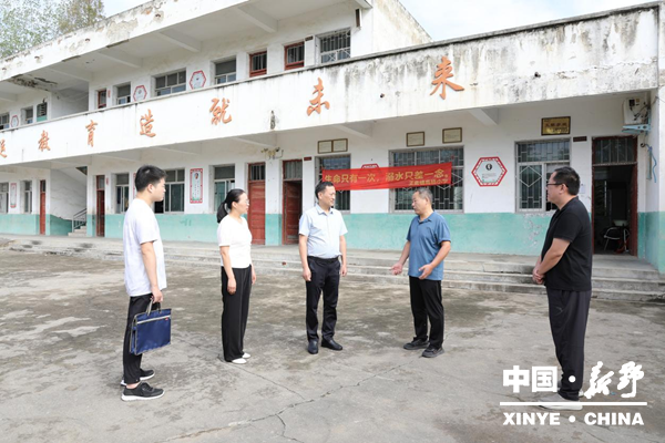 心系一线教师 关怀传递温情——县人民法院开展教师节慰问活动