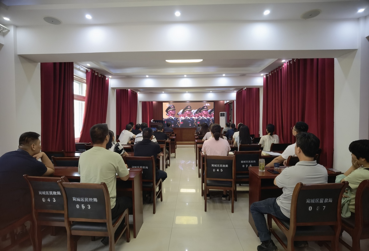 宛城区退役军人事务局组织集中观看纪念抗日战争暨世界反法西斯战争胜利80周年阅兵仪式