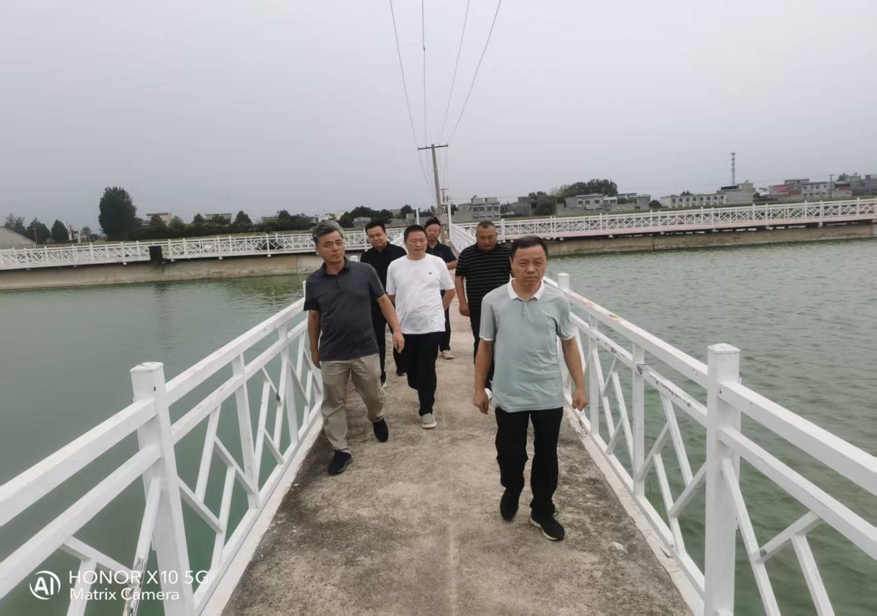 河南省水产科学研究院院长吕军带队到镇平调研