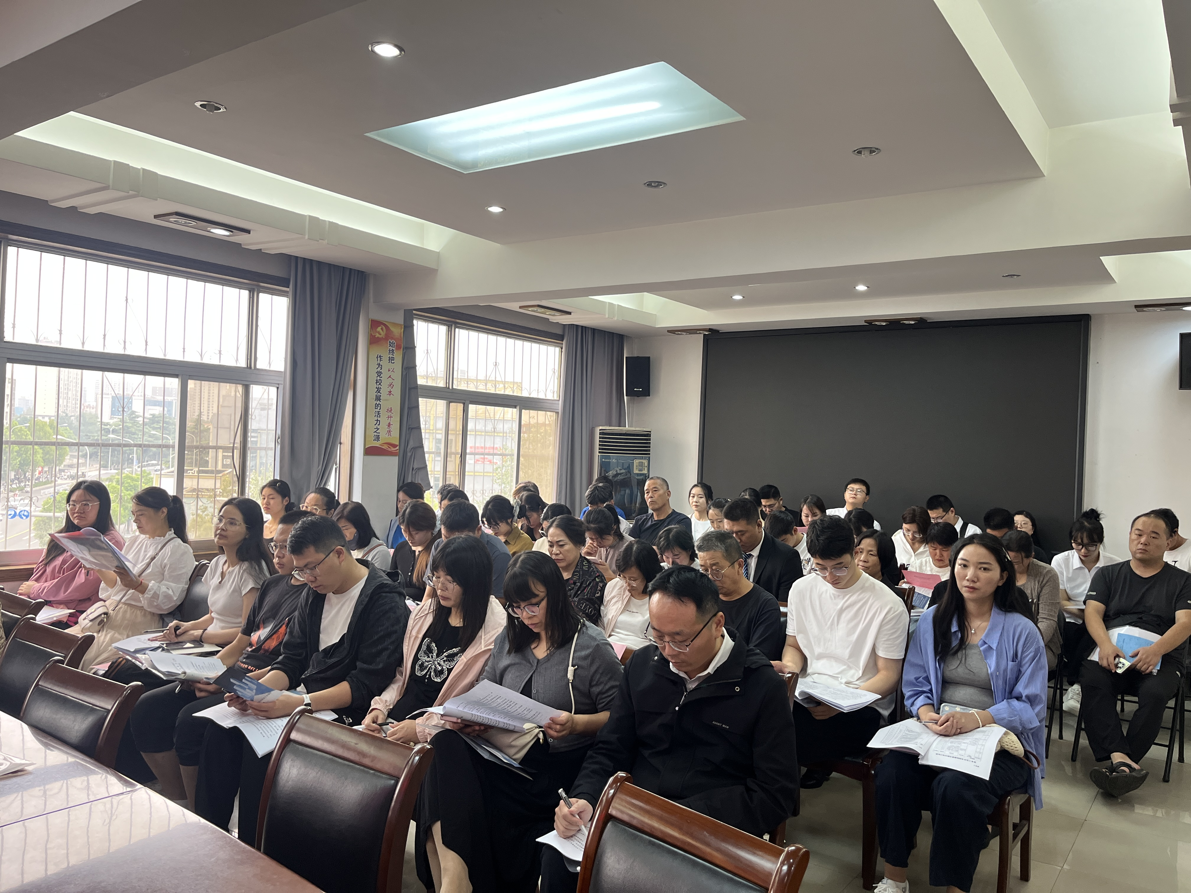 卧龙区人社局：召开全区补充工伤保险政策宣讲会
