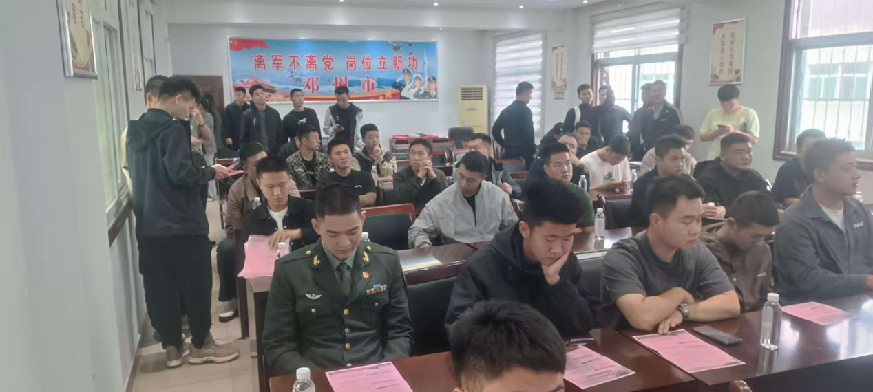 “就”在金秋，“职”面未来 <br>——邓州市2025年“金秋招聘月”暨退役军人专场招聘会成功举办