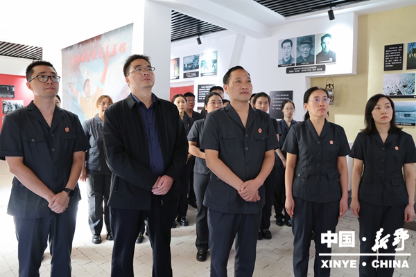 法院干警代表观看纪录片_副本.jpg
