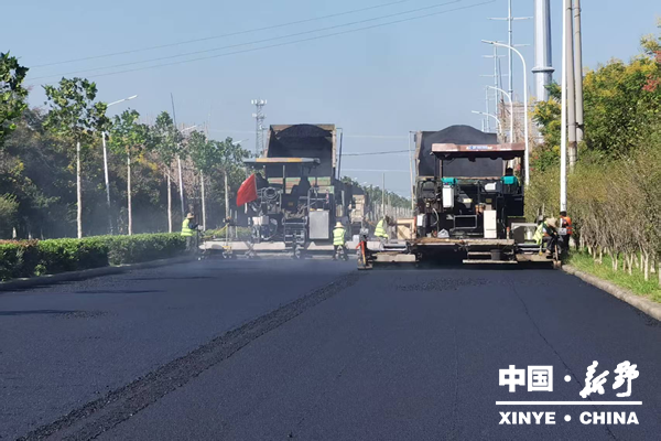 新野S237线白河大桥至三里河桥段路面功能性修复养护工程油面摊铺施工昼夜推进