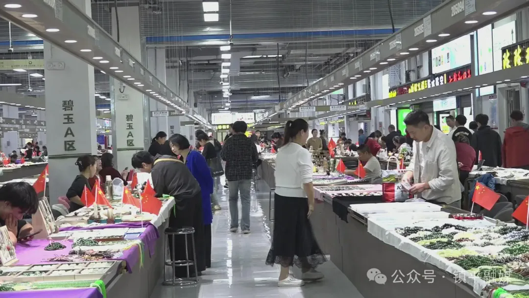 镇平：玉雕市场人气高涨 购销两旺喜庆过节