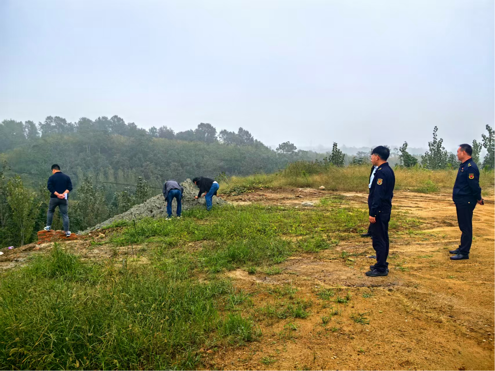 双节一线“不打烊”:桐柏环境执法人的坚守与守护 双节一线“不打烊”:桐柏环境执法人的坚守与守护