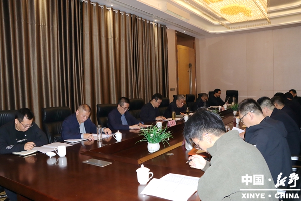 新野县人大常委会召开2024年度县行政事业性国有资产管理工作调研座谈会 10月13日,县人大常委会召开2024年度县行政事业性国有资产管理工作调研座谈会,深入分析当前我县行政事业性国有资产管理面临的新形势、新要求,明确下一阶段的工作重点和努力方向,共同推动我县行政事业性国有资产管理水平迈上新台阶。 县人大常委会副主任王飞、县政府副县长刘杰出席座谈会。  座谈会上,县财政局负责同志汇报了2024年度全县行政事业性国有资产管理工作情况;与会委员围绕行政事业性国有资产管理工作成效、存在问题展开交流讨论并提出意见与建议。 会议指出,行政事业性国有资产是行政机关履职运行和民生事业发展的重要物质基础。各级各有关单位要夯实管理基础,加快制度更新步伐,同步完善资产配置、出租、处置等配套细则,深化技术赋能,强化动态监管,确保资产“账实相符、权属清晰”。要优化资源配置效率,严格执行通用资产配置标准,深化资产调剂共享,建立跨部门、跨乡镇的资产调剂机制,加快搭建县级行政事业资产公物仓。要提升资产盘活质效,拓展盘活路径,厘清权属关系,统筹财政资金实施适度改造,降低盘活门槛,切实让“沉睡资产”活起来、用起来。 会议强调,要加强管理队伍建设,定期、不定期组织专题培训,开展廉政警示教育,重点防范资产处置、出租出借等环节的廉政风险,全面提升队伍综合素质。要严格监督评价机制,深化财经纪律整治,持续开展会计信息质量检查,将资产管理纳入部门预算综合绩效考核,树立鲜明的正确导向。要深化廉政建设,严格决策程序,强化流程管控,定期公开资产配置、处置、收益等信息,确保资产管理“在阳光下运行”,共同推动行政事业性国有资产管理工作实现新提升,为新野高质量发展提供更加坚实的保障。  县人大常委会调研组成员、县直有关单位负责同志参加座谈会。 新野县人大常委会召开2024年度县行政事业性国有资产管理工作调研座谈会 10月13日,县人大常委会召开2024年度县行政事业性国有资产管理工作调研座谈会,深入分析当前我县行政事业性国有资产管理面临的新形势、新要求,明确下一阶段的工作重点和努力方向,共同推动我县行政事业性国有资产管理水平迈上新台阶。 县人大常委会副主任王飞、县政府副县长刘杰出席座谈会。  座谈会上,县财政局负责同志汇报了2024年度全县行政事业性国有资产管理工作情况;与会委员围绕行政事业性国有资产管理工作成效、存在问题展开交流讨论并提出意见与建议。 会议指出,行政事业性国有资产是行政机关履职运行和民生事业发展的重要物质基础。各级各有关单位要夯实管理基础,加快制度更新步伐,同步完善资产配置、出租、处置等配套细则,深化技术赋能,强化动态监管,确保资产“账实相符、权属清晰”。要优化资源配置效率,严格执行通用资产配置标准,深化资产调剂共享,建立跨部门、跨乡镇的资产调剂机制,加快搭建县级行政事业资产公物仓。要提升资产盘活质效,拓展盘活路径,厘清权属关系,统筹财政资金实施适度改造,降低盘活门槛,切实让“沉睡资产”活起来、用起来。 会议强调,要加强管理队伍建设,定期、不定期组织专题培训,开展廉政警示教育,重点防范资产处置、出租出借等环节的廉政风险,全面提升队伍综合素质。要严格监督评价机制,深化财经纪律整治,持续开展会计信息质量检查,将资产管理纳入部门预算综合绩效考核,树立鲜明的正确导向。要深化廉政建设,严格决策程序,强化流程管控,定期公开资产配置、处置、收益等信息,确保资产管理“在阳光下运行”,共同推动行政事业性国有资产管理工作实现新提升,为新野高质量发展提供更加坚实的保障。  县人大常委会调研组成员、县直有关单位负责同志参加座谈会。