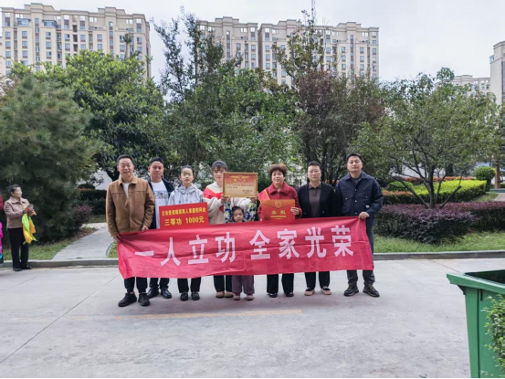 喜报传家添荣光 镇平县雪枫街道为立功军人家庭送喜报 喜报传家添荣光 镇平县雪枫街道为立功军人家庭送喜报