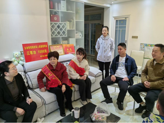 喜报传家添荣光 镇平县雪枫街道为立功军人家庭送喜报 喜报传家添荣光 镇平县雪枫街道为立功军人家庭送喜报