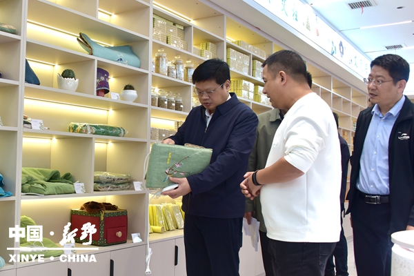 县政府县长李文鹏深入企业开展“企业服务日”助企调研活动 县政府县长李文鹏深入企业开展“企业服务日”助企调研活动