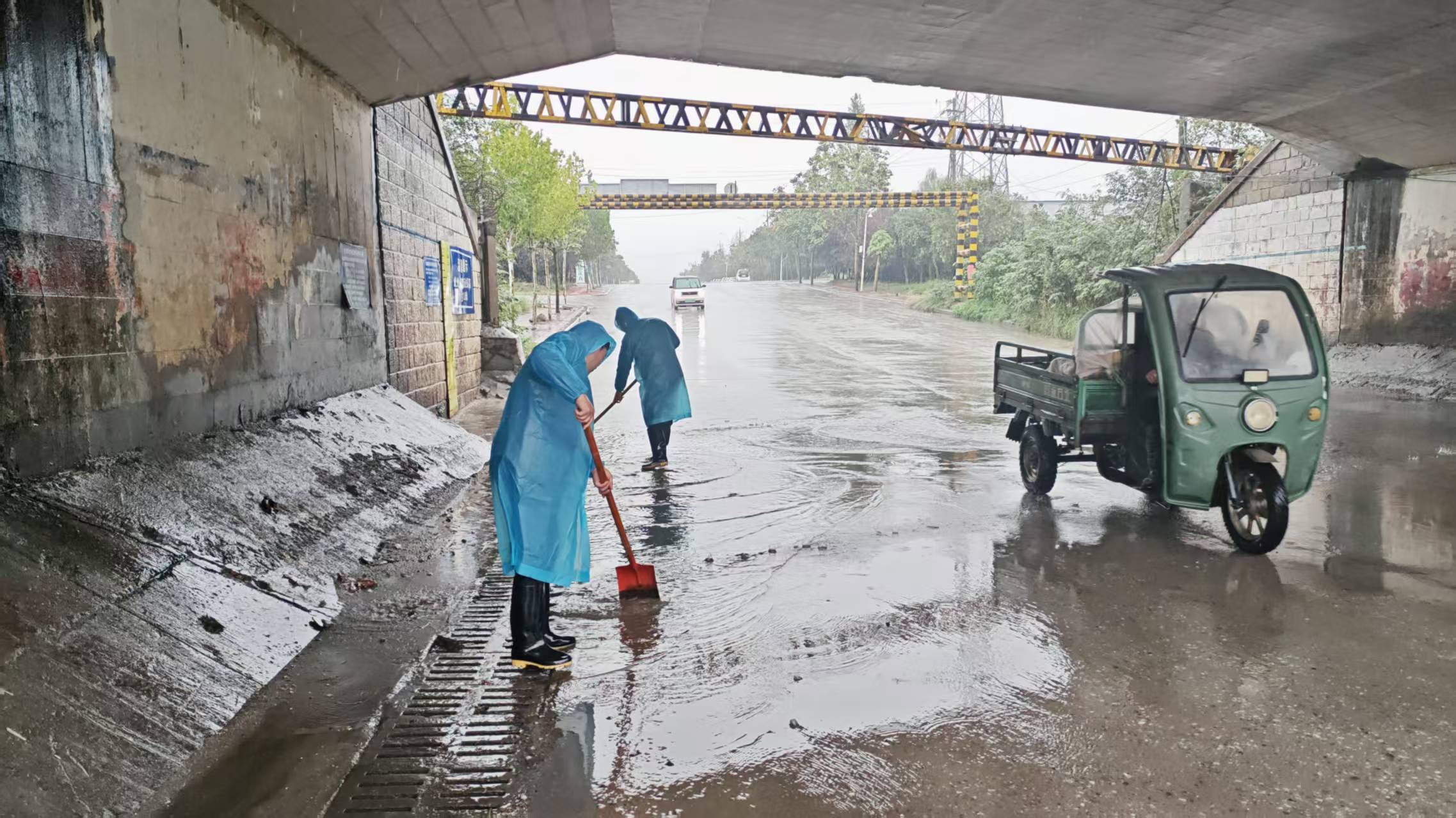 雨中 “排涝护行” 筑牢民生安全防线