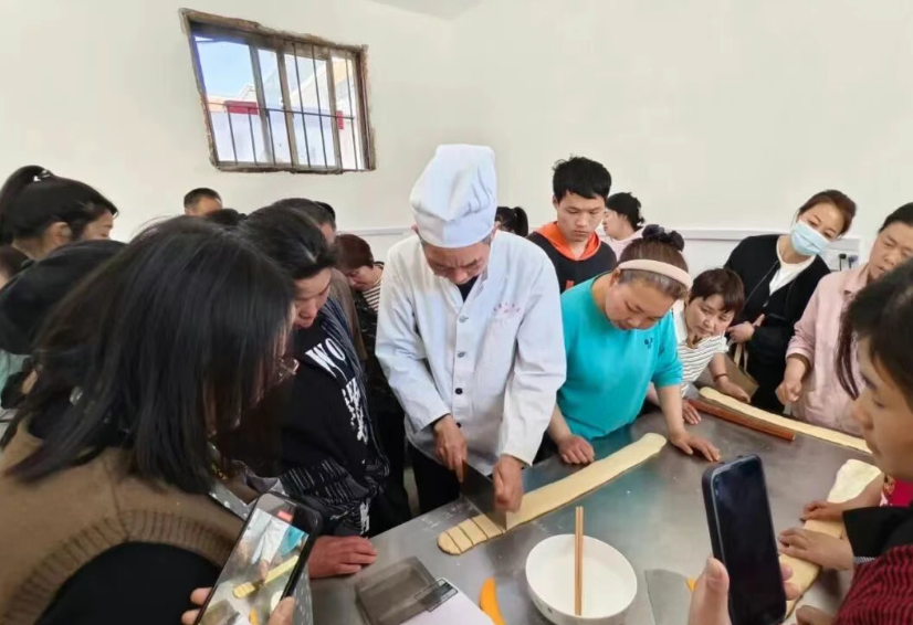邓州市人社局：免费技能培训助力群众端稳“饭碗”
