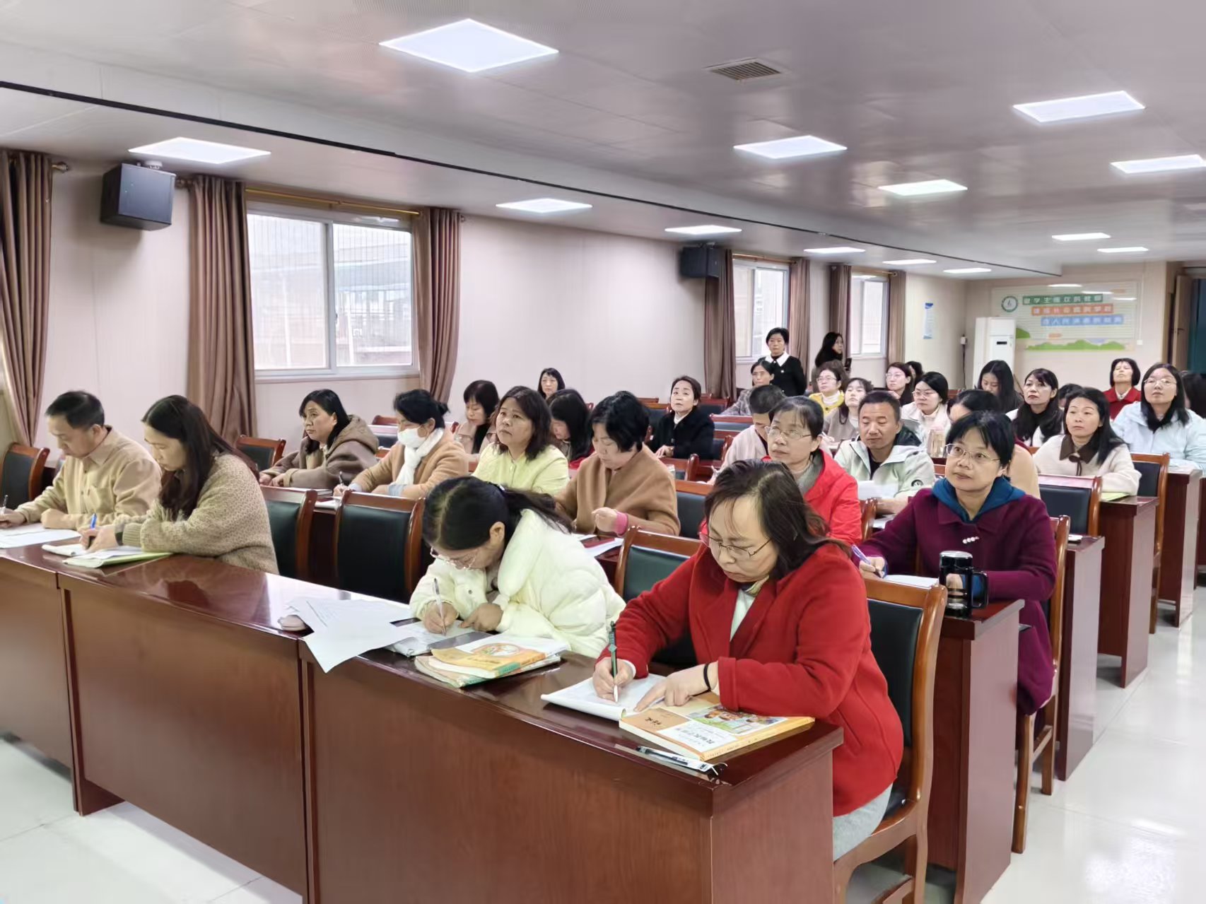 研课磨课精益求精 听课评课促进成长