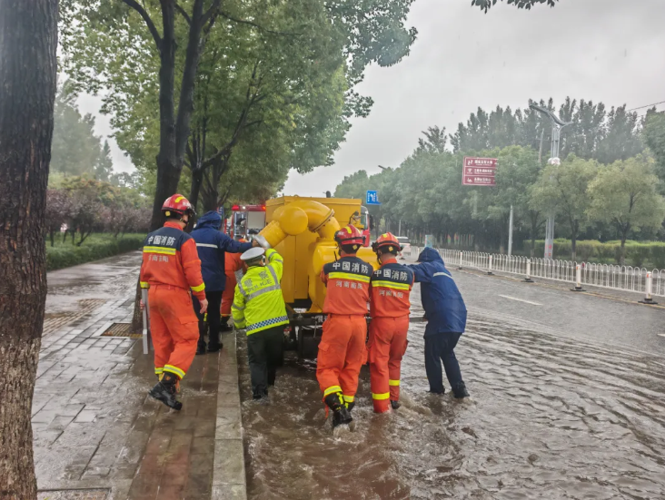 暴雨中的“逆行者”!镇平交警丁延鹤:党员本色在积水中闪耀 暴雨中的“逆行者”!镇平交警丁延鹤:党员本色在积水中闪耀