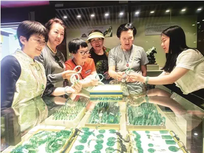 超15万名镇平玉人足迹遍布全球，实现“玉料买天下、玉人走天下、玉器卖天下”—— 玉作行囊闯天涯