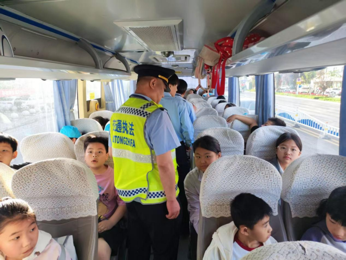 唐河县交通执法大队：交通文旅联合出拳 护航假日出行安全