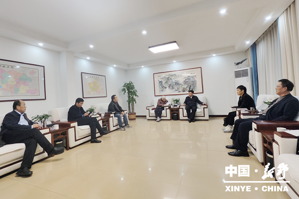 县政府县长李文鹏会见苗可夫亲属