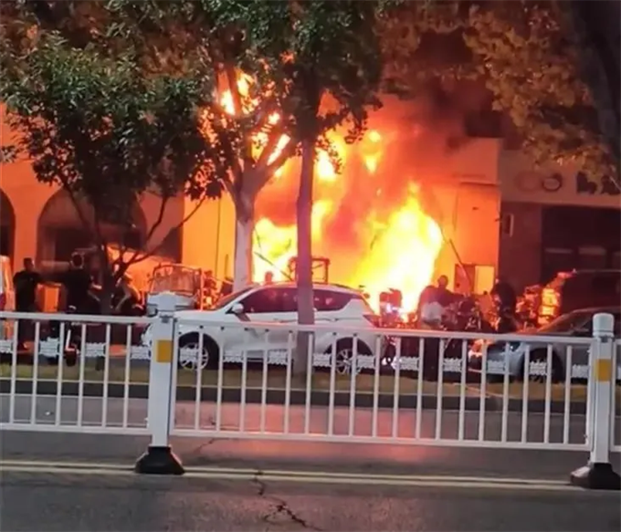 电动自行车在沿街门店、销售维修场所停放或充电的亡人火灾风险