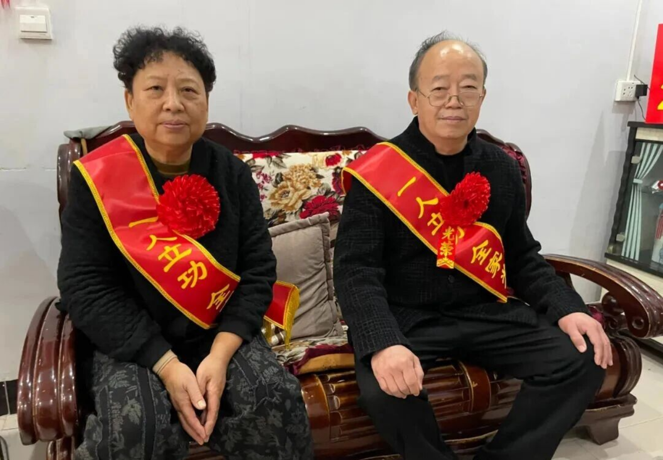 镇平：锣鼓喧天送喜报 尊崇荣光暖军属