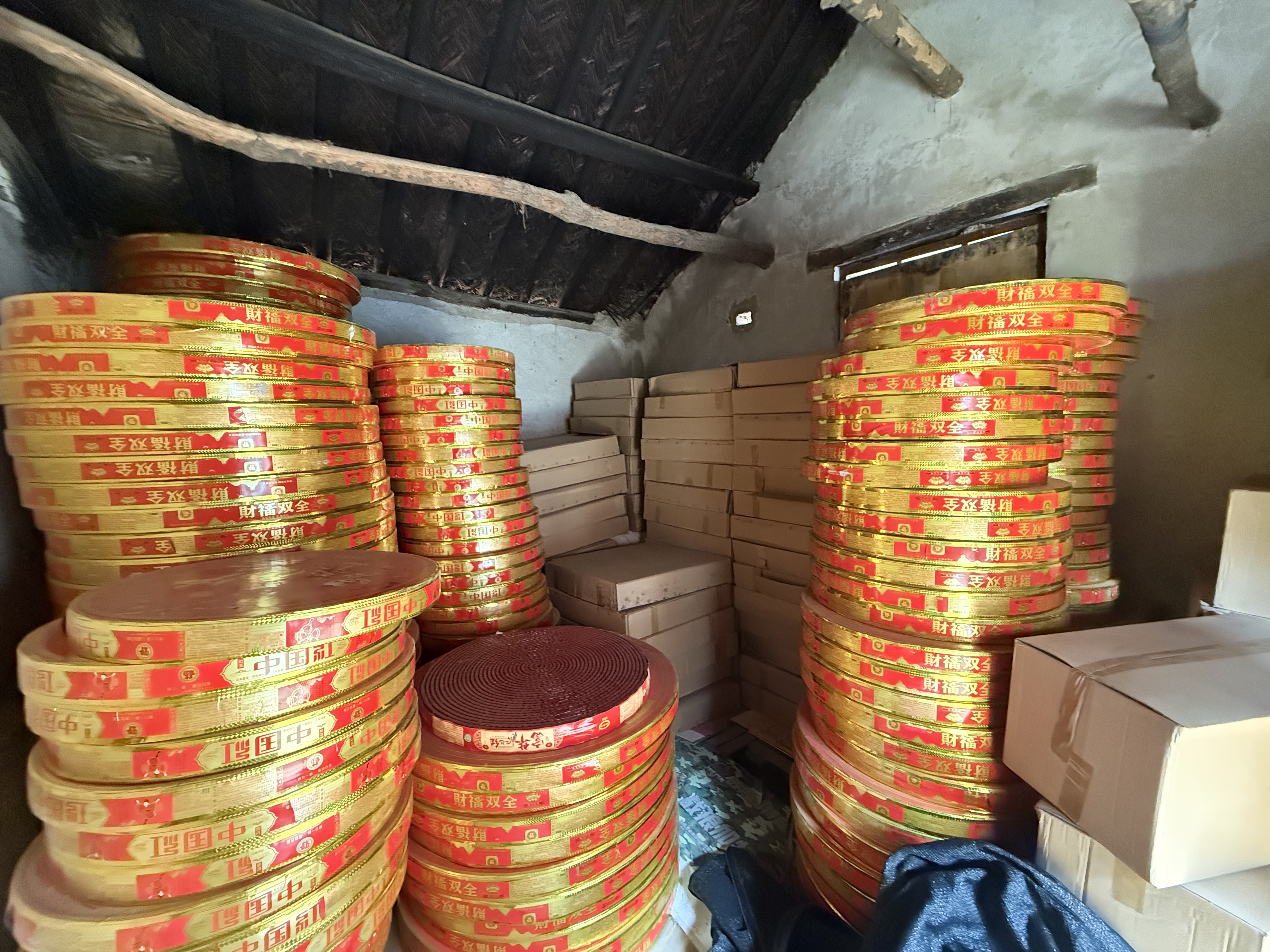 南阳市镇平县成功捣毁一非法存储烟花爆竹存储窝点