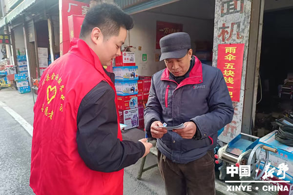 县金融工作服务中心：入铺宣传“零距离” 织密“防非”安全线