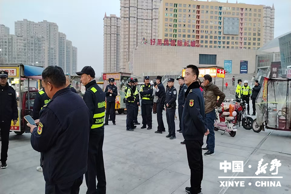 县城管局设立“烟火臻味市集”破解奥通广场夜市占道难题