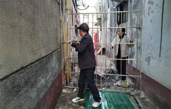 锦旗故事：“拆违还路”践行为民初心