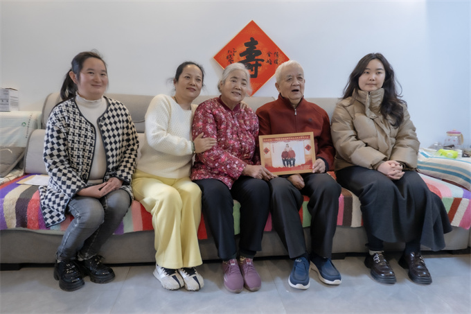 区妇联：情暖半世纪 爱在金婚时——携手南阳市妇联开展“情暖金婚”巾帼志愿敬老关爱活动