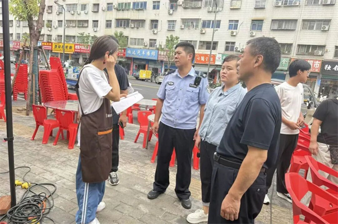 锦旗故事：“拆违还路”践行为民初心