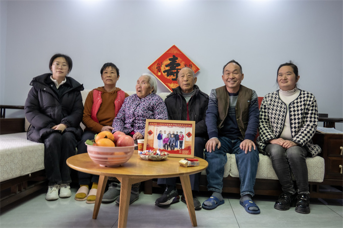 区妇联：情暖半世纪 爱在金婚时——携手南阳市妇联开展“情暖金婚”巾帼志愿敬老关爱活动