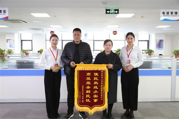 锦旗故事：“拆违还路”践行为民初心