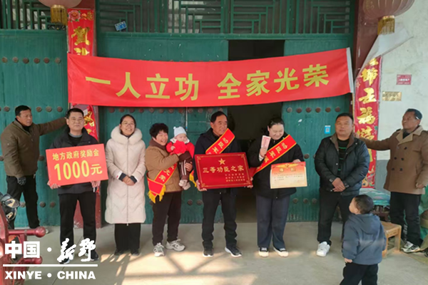 一人立功耀军营 全家光荣暖乡邻——五星镇为立功军属送喜报