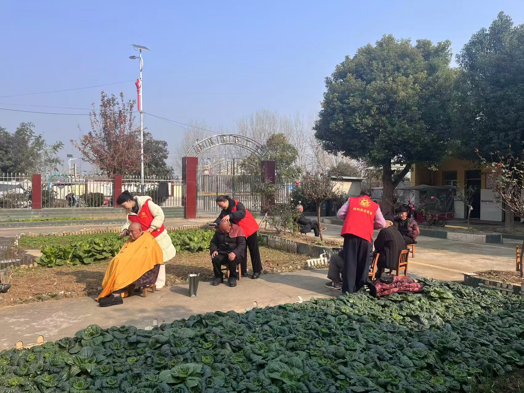 桐柏县平氏镇：巧手迎冬至 情满敬老院