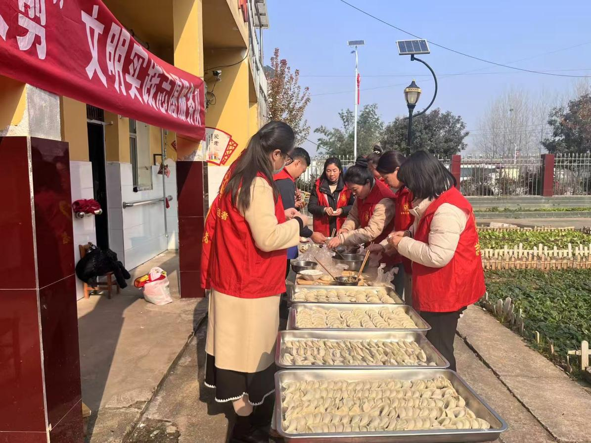 桐柏县平氏镇：巧手迎冬至 情满敬老院