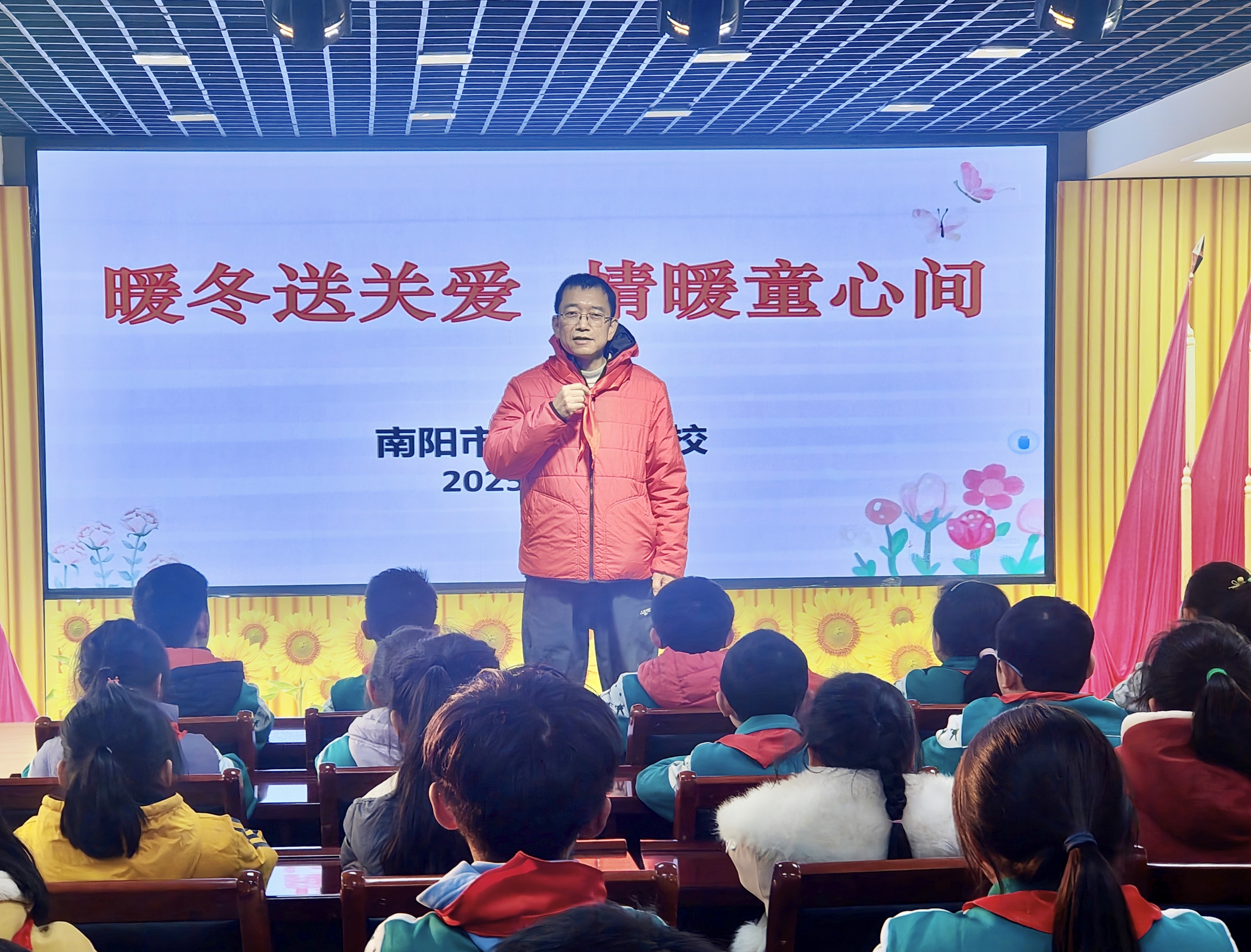 棉衣赠学子 温情满校园