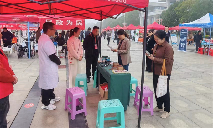 卧龙区民政局：积极组织16家机构参与！ 南阳“敬老月”银发市集温暖数千名老人