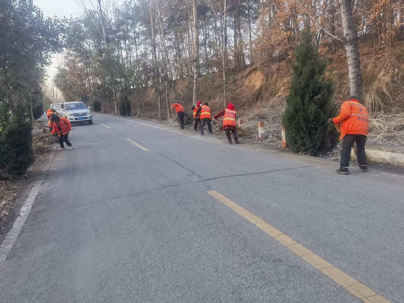 精细养护省道环境 筑牢道路通行保障