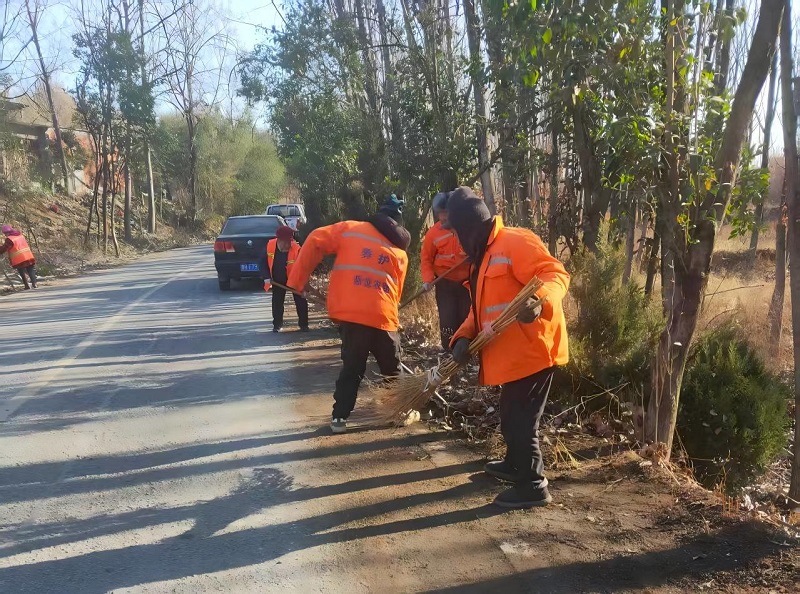 扎实开展道路挖补作业 筑牢道路通行安全防线