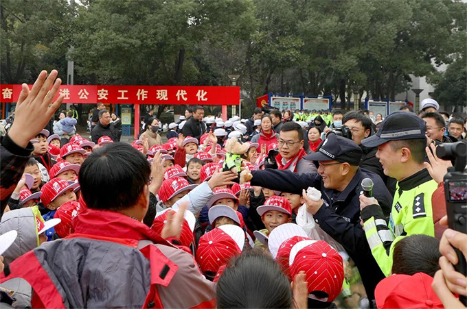 市公安局举行升警旗仪式暨警营开放日活动