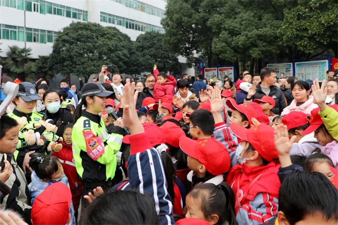 市公安局举行升警旗仪式暨警营开放日活动